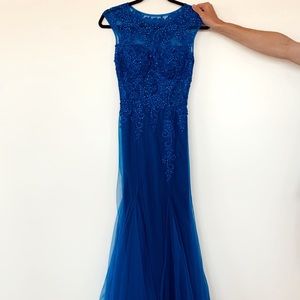 STUNNING dark blue gown. 💙💙💙